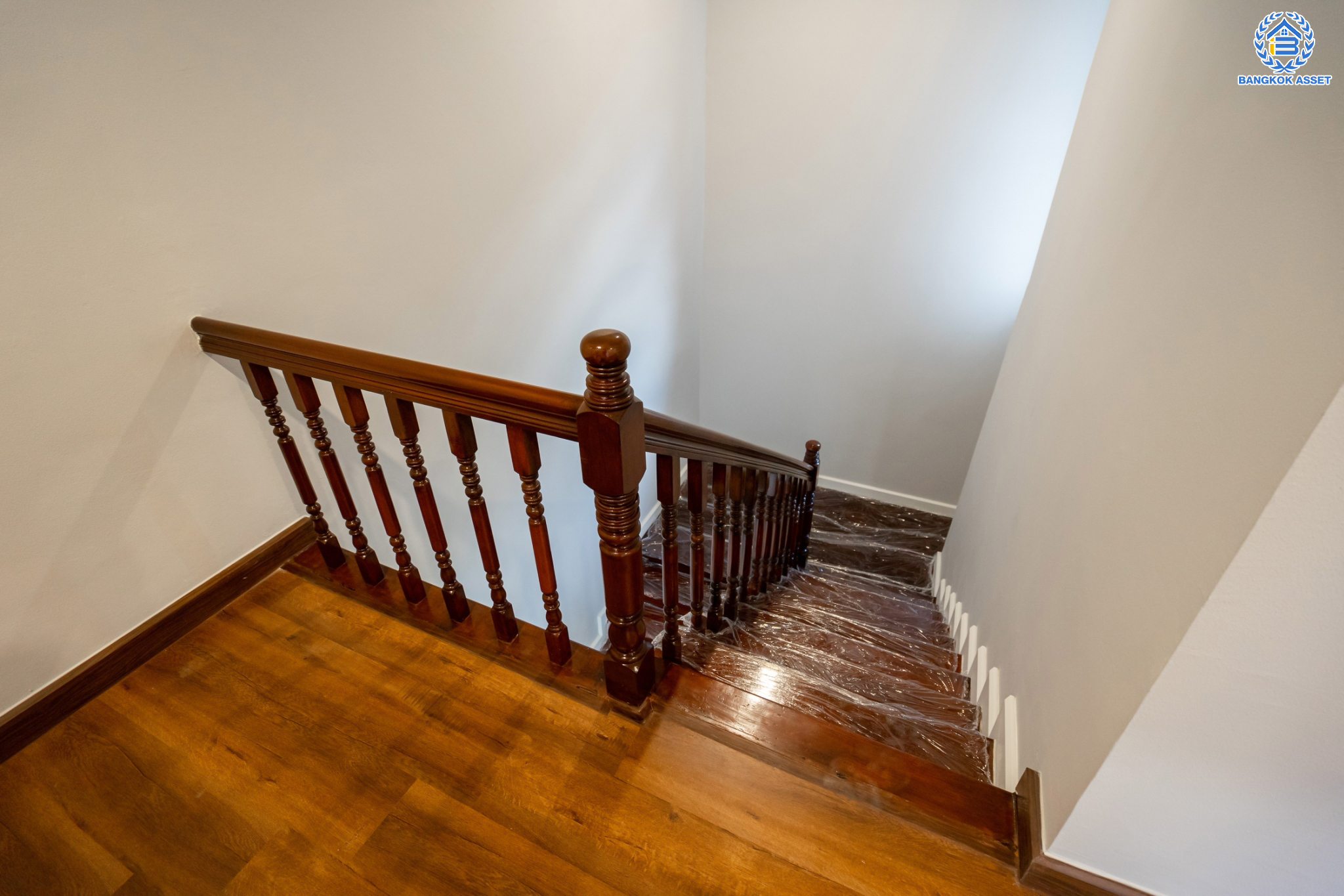 บ้านมือสองตกแต่งใหม่ ม.นันท์นรินทร์ นาวง-ดอนเมือง บ้านแฝดพร้อมอยู่ เนื้อที่ 36 ตร.ว. ฟังก์ชัน 3 ห้องนอน 3 ห้องน้ำ จอดรถได้ 2 คัน บนทำเลดีที่สุด ราคาคุ้มสุดในย่านนี้! เชื่อมต่อทุกการเดินทาง ใกล้สนามบินดอนเมือง ทางด่วน "ศรีสมาน" และรถไฟฟ้าสายสีแดง "สถานีดอนเมือง"…